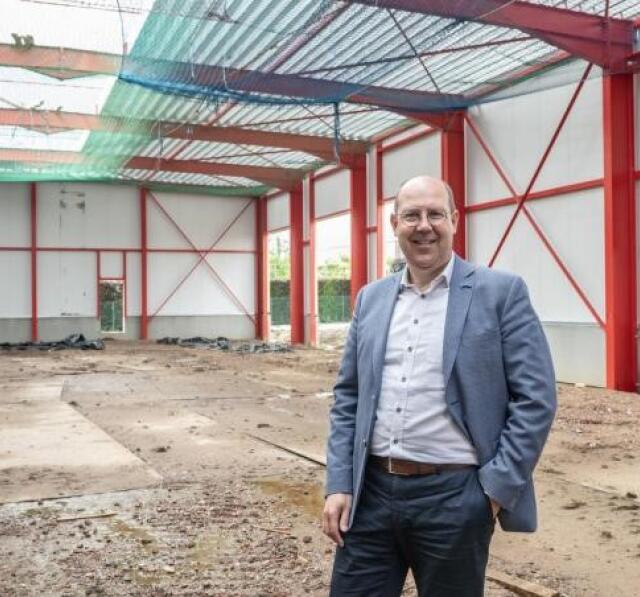 Eerste steenlegging nieuwbouw MonaVisa met zaakvoerder