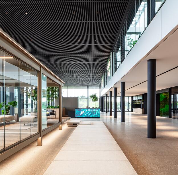 Uniek naadloos spanplafond in showroom Renson