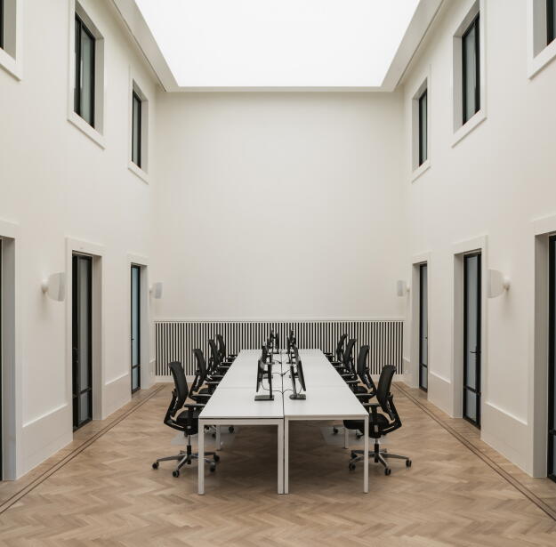 Plafond blanc et lumineux uniforme et divers murs d'impression de musée