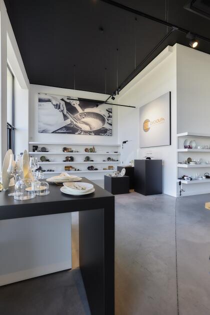 Printwanden in zwarte aluminium frames als aankleding van showroom