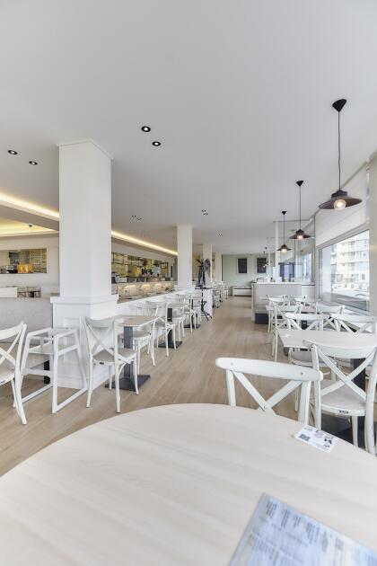 Akoestische spanplafonds en printwand restaurant aan zee