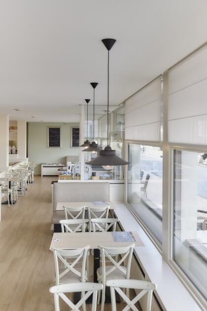 Akoestische spanplafonds en printwand restaurant aan zee