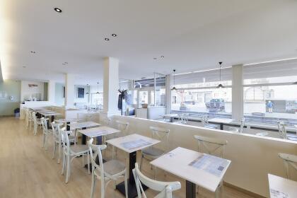 Akoestische spanplafonds en printwand restaurant aan zee