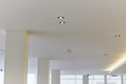 Akoestische spanplafonds en printwand restaurant aan zee