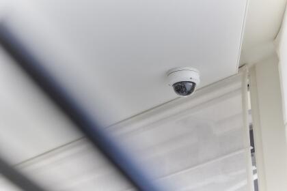 Akoestische spanplafonds en printwand restaurant aan zee