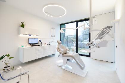 Plafonds tendus standards pour cabinet dentaire à Puurs