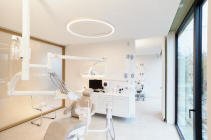 Plafonds tendus standards pour cabinet dentaire à Puurs