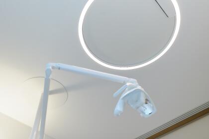 Plafonds tendus standards pour cabinet dentaire à Puurs