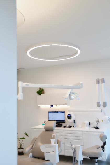 Plafonds tendus standards pour cabinet dentaire à Puurs