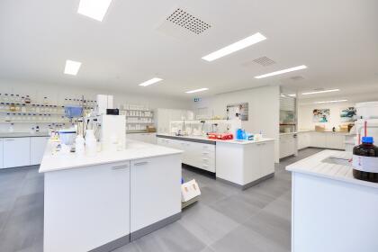Akoestische en antibacteriële spanplafonds in labo Gent