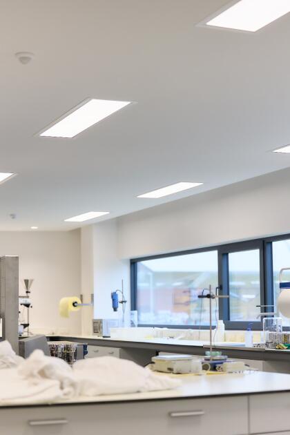 Plafonds tendus acoustiques et antibactériens dans un laboratoire de Gand