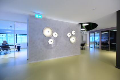 Plafonds tendus acoustiques et antibactériens dans un laboratoire de Gand