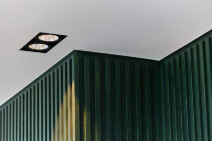 Plafonds tendus acoustiques dans un appartement haut de gamme à Blankenberge