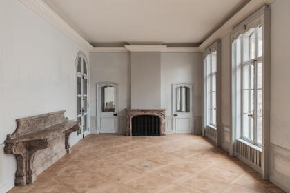 Plafond blanc et lumineux uniforme et divers murs d'impression de musée