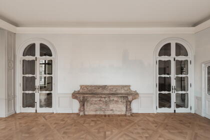 Plafond blanc et lumineux uniforme et divers murs d'impression de musée