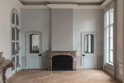 Plafond blanc et lumineux uniforme et divers murs d'impression de musée