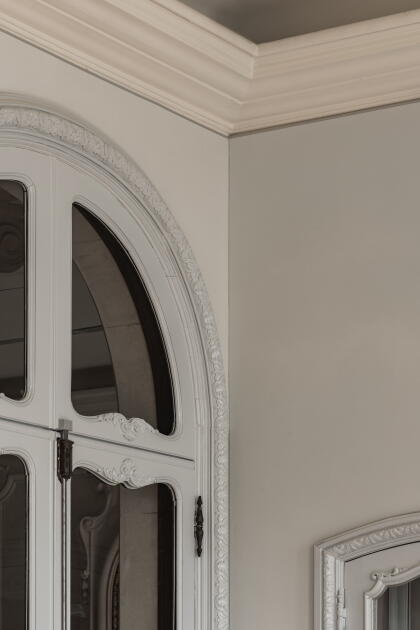 Plafond blanc et lumineux uniforme et divers murs d'impression de musée