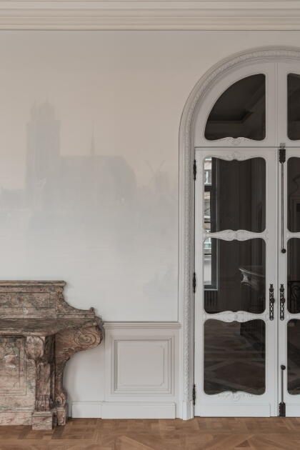 Plafond blanc et lumineux uniforme et divers murs d'impression de musée