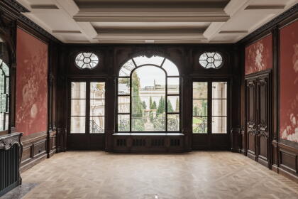 Plafond blanc et lumineux uniforme et divers murs d'impression de musée