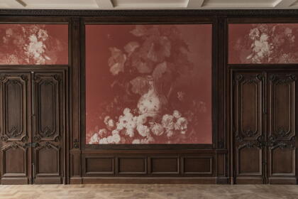 Plafond blanc et lumineux uniforme et divers murs d'impression de musée