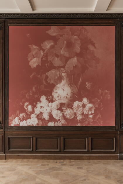 Plafond blanc et lumineux uniforme et divers murs d'impression de musée