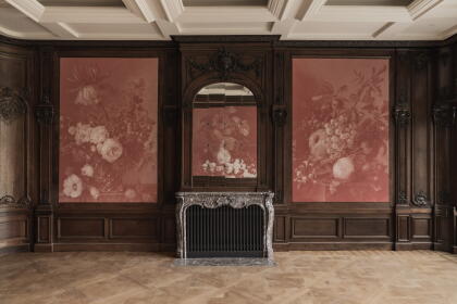 Plafond blanc et lumineux uniforme et divers murs d'impression de musée
