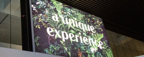 Diverse beprinte lichtwanden showroom Renson